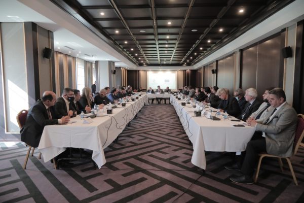 جانب من ندوة ترسيخ العلاقات العربية - الكردية في نينوى على طاولة البحث